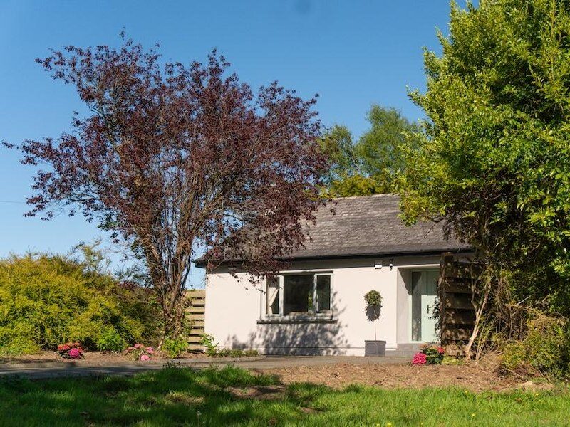 Lazy Acre Cottage exterior in summer