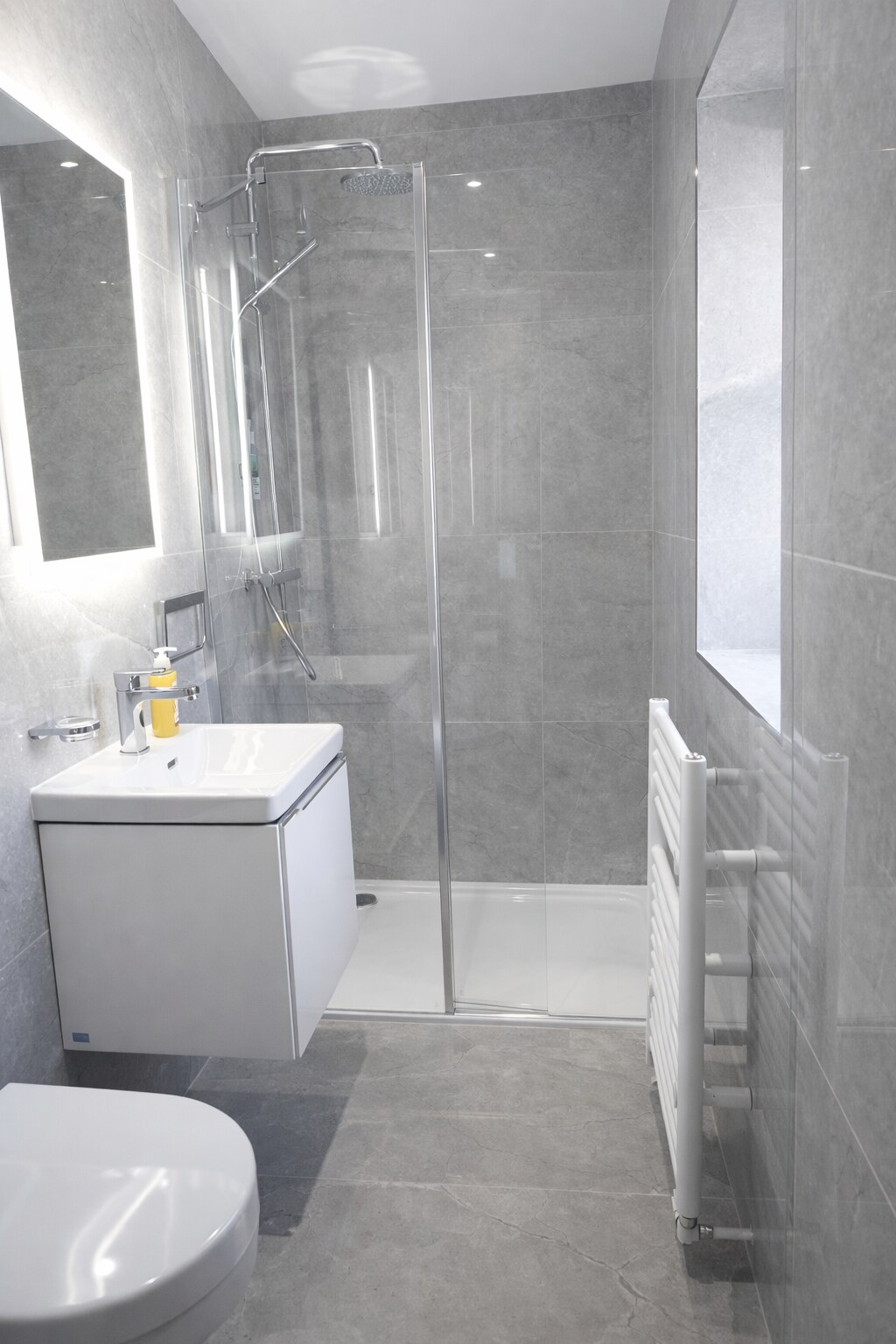 Master ensuite bathroom