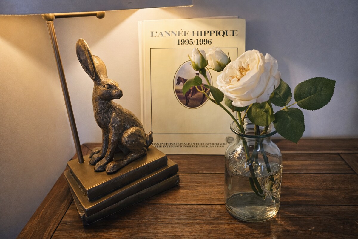 Hare lamp detail